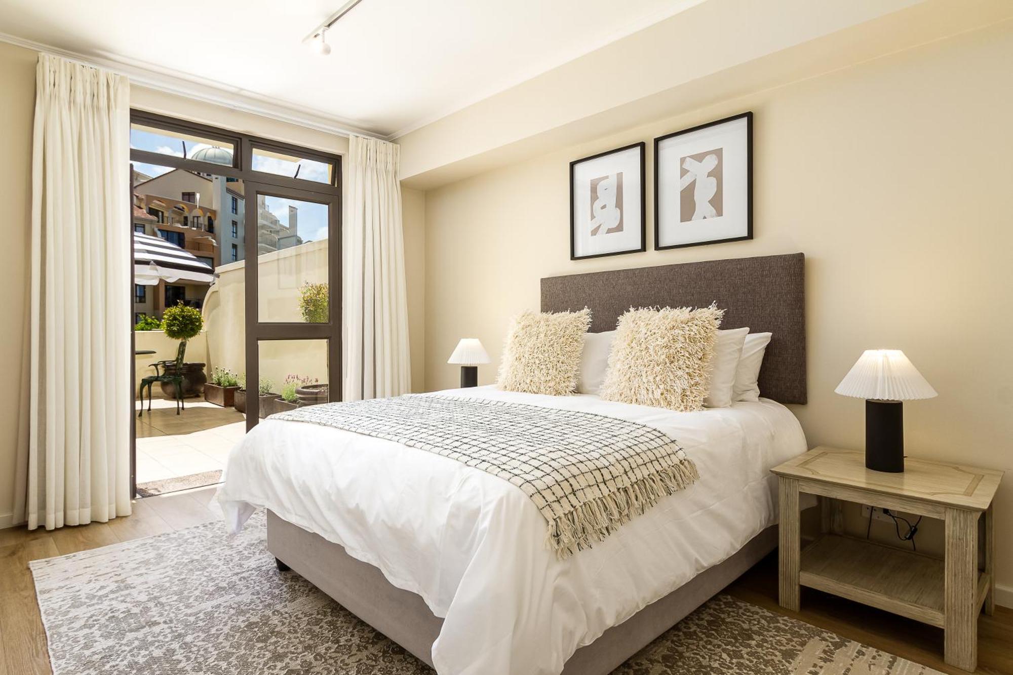 Canal Front Apartment *