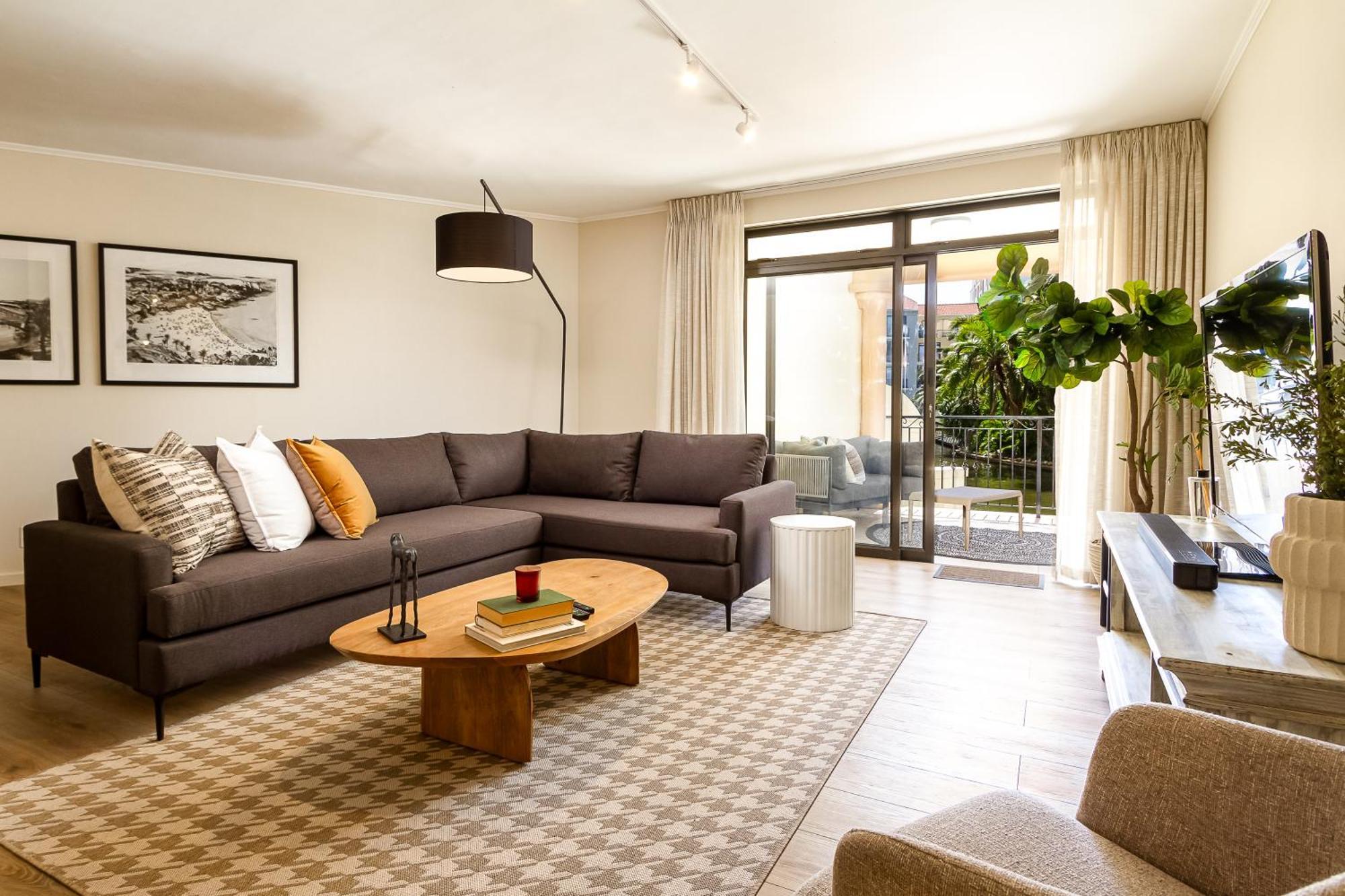 Canal Front Apartment *